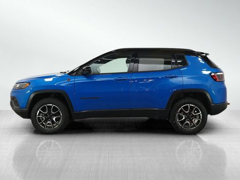 Used 2025 Jeep Compass Trailhawk AWD/4WD image 2