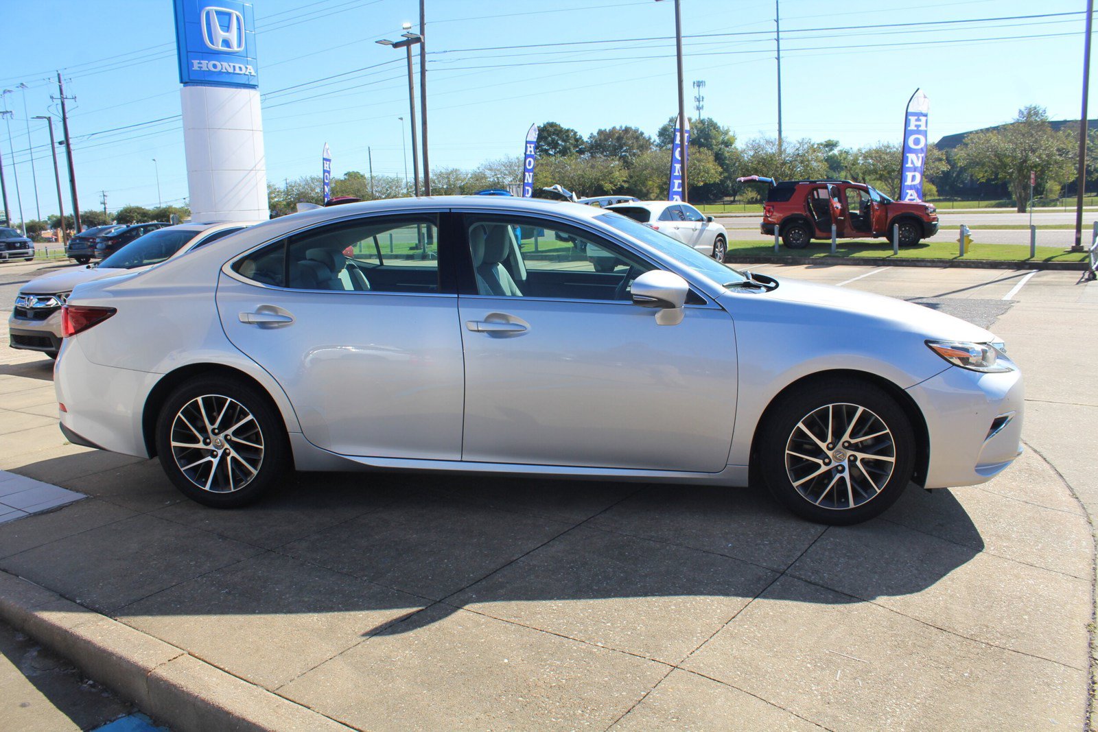 Used 2017 Lexus ES 350 w/ Luxury Package FWD image 3