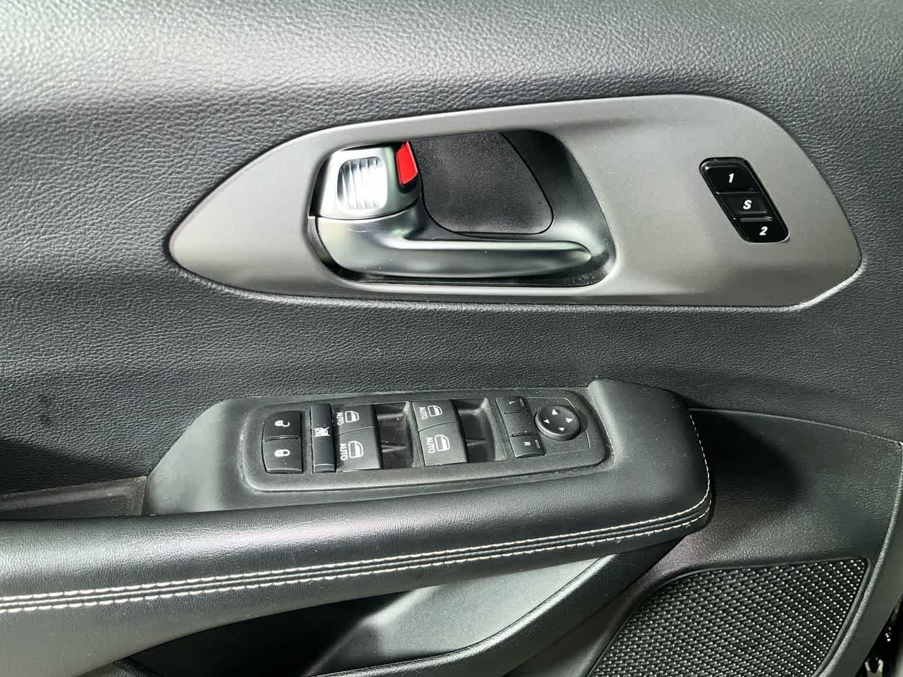 Used 2025 Chrysler Pacifica Select FWD image 13