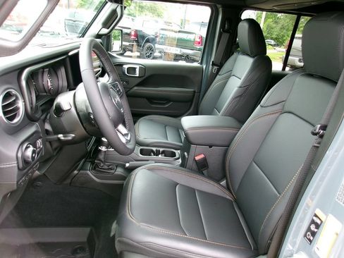 Used 2026 Jeep Wrangler Unlimited Sahara AWD/4WD image 7