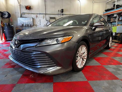 Used 2019 Toyota Camry XLE FWD image 3