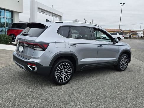 New 2026 Volkswagen Taos SE FWD image 12