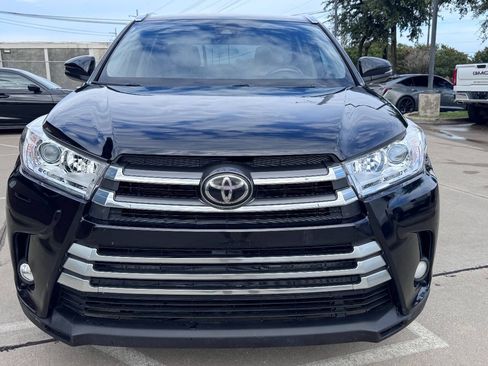 Used 2017 Toyota Highlander XLE FWD image 2