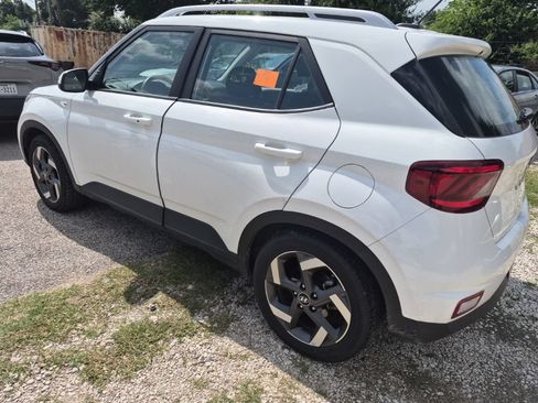 Used 2025 Hyundai Venue SEL FWD image 2