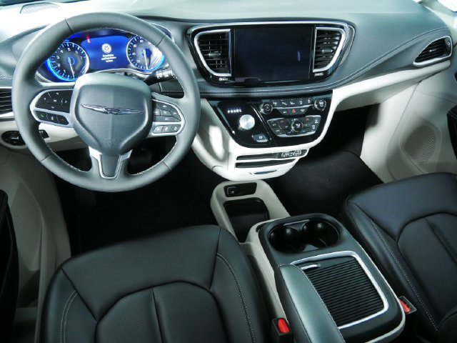 Used 2024 Chrysler Pacifica Touring-L AWD/4WD image 4