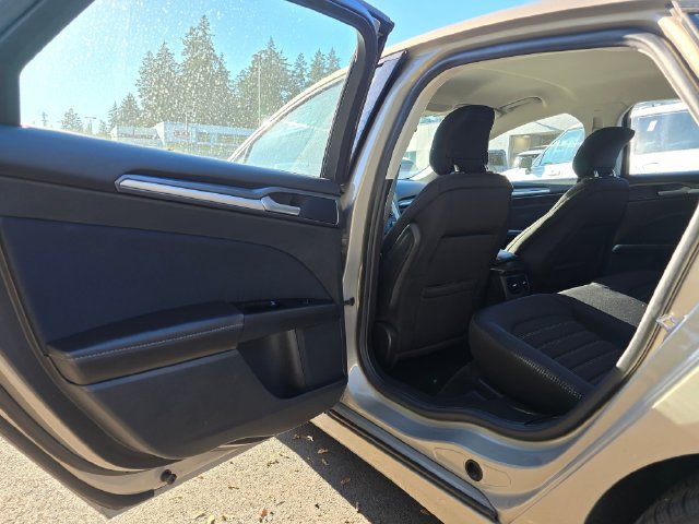 Used 2015 Ford Fusion SE FWD image 15