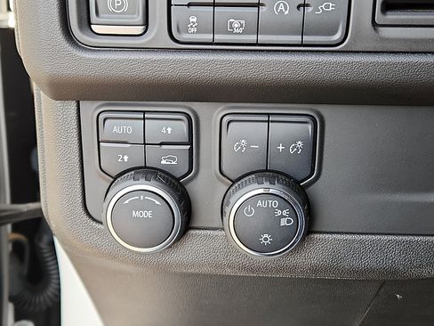 Used 2022 Chevrolet Suburban RST w/ Sport Performance Package image 18