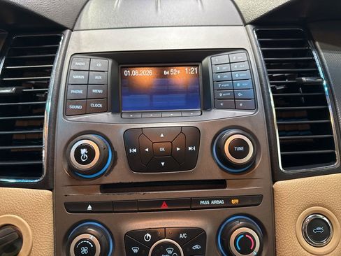 Used 2014 Ford Taurus SE image 17