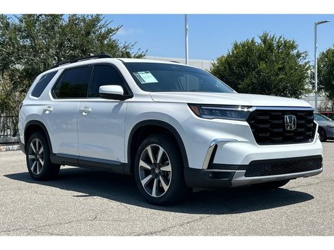 Used 2025 Honda Pilot Touring image 8