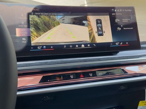 New 2025 BMW 750e xDrive image 14