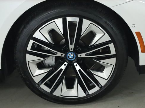 Used 2025 BMW i5 xDrive40 w/ Premium Package image 11