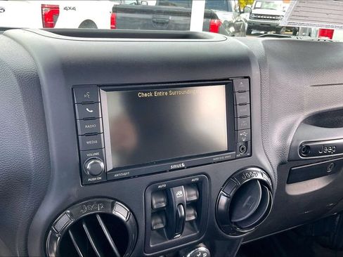 Used 2017 Jeep Wrangler Unlimited Sahara AWD/4WD image 20