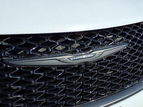 Used 2025 Chrysler Pacifica Limited image 29