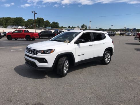 Used 2025 Jeep Compass Latitude AWD/4WD image 3