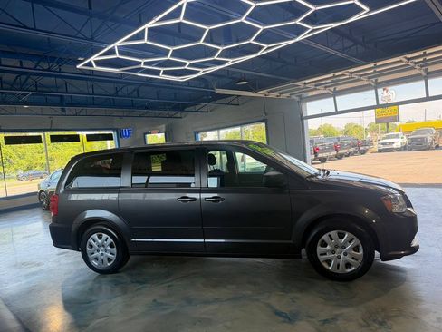 Used 2016 Dodge Grand Caravan SE w/ Quick Order Package 29E SE FWD image 9