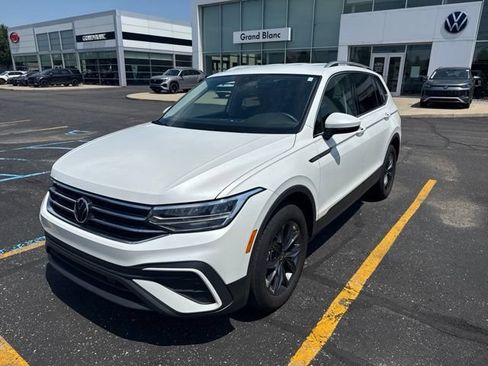 Used 2023 Volkswagen Tiguan SE AWD/4WD image 2