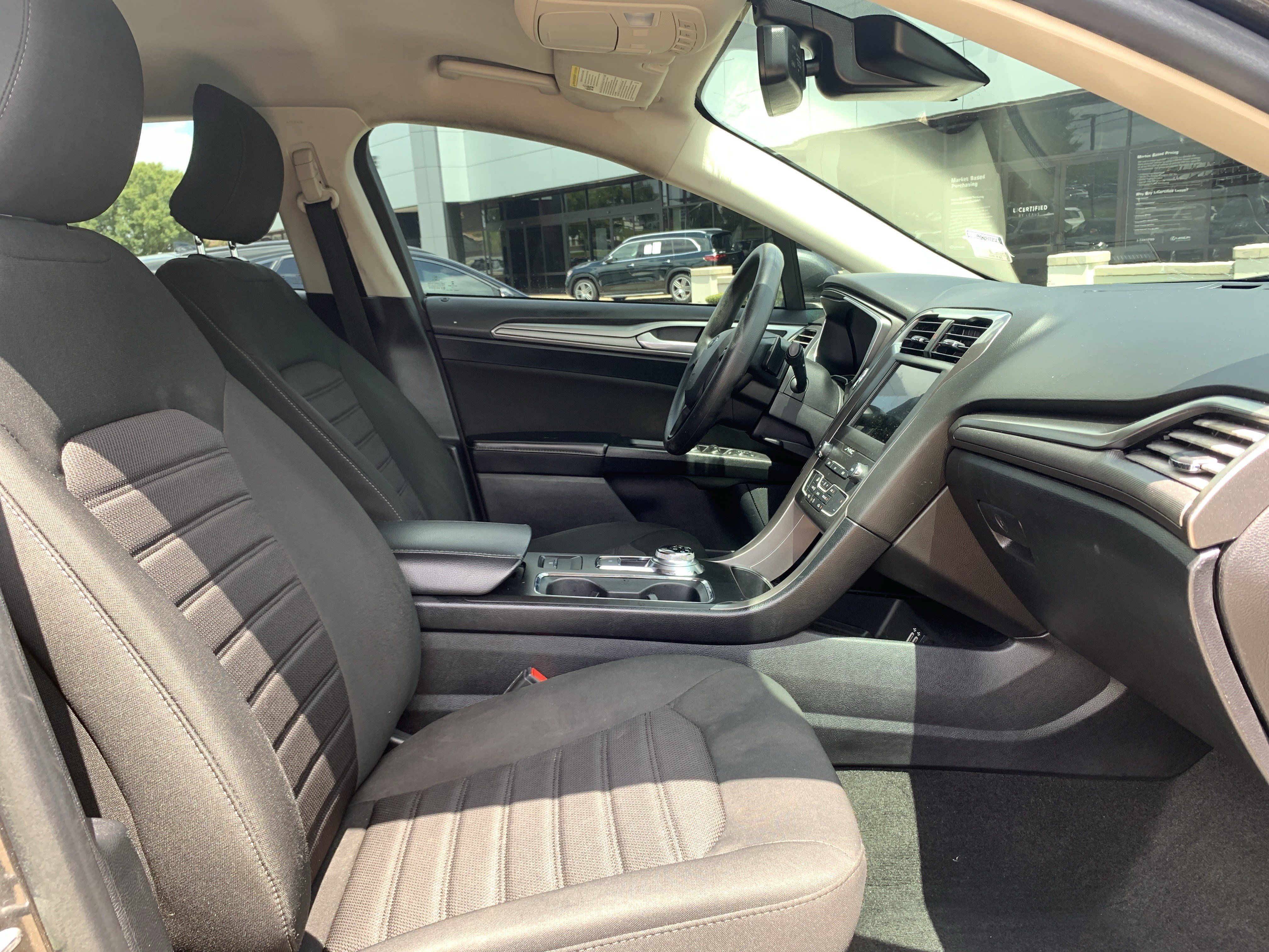 Used 2019 Ford Fusion SE FWD image 33