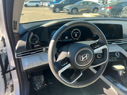 Used 2025 Hyundai Elantra Limited image 28