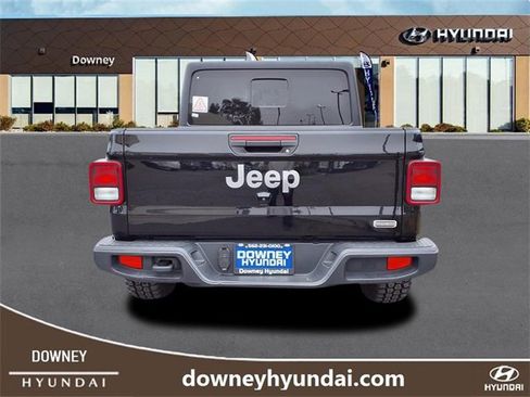 Used 2023 Jeep Gladiator Overland image 5
