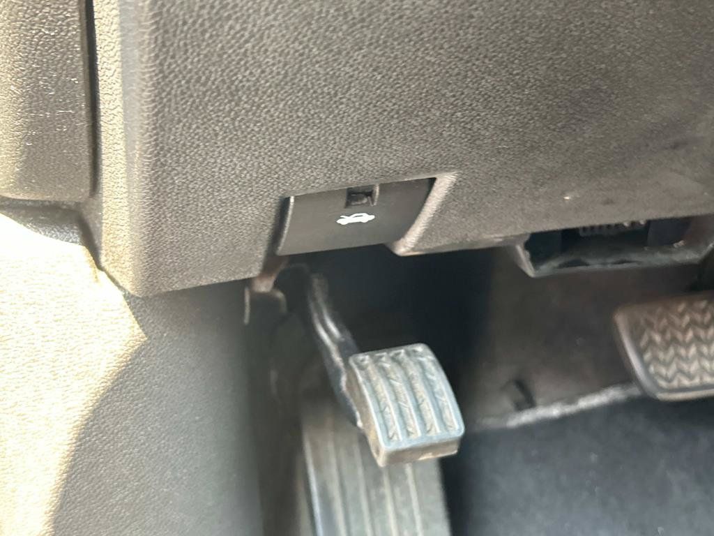 Used 2013 GMC Acadia SLE FWD image 22