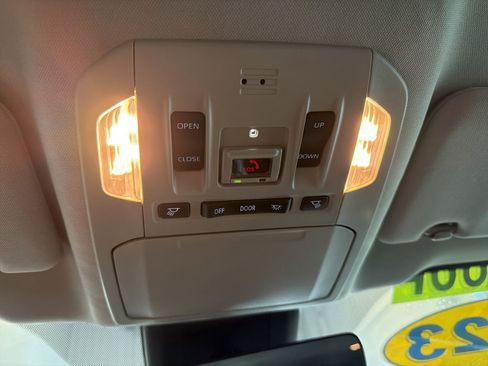Used 2023 Toyota Highlander XLE AWD/4WD image 29