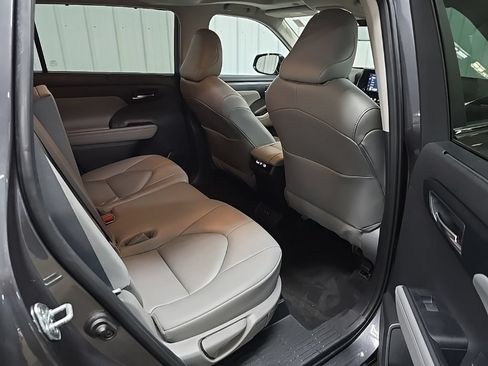 Used 2023 Toyota Highlander XLE AWD/4WD image 18