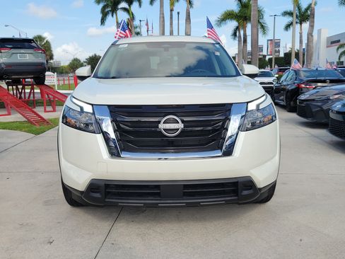 Used 2024 Nissan Pathfinder SV w/ Lighting Package (N92) FWD image 4