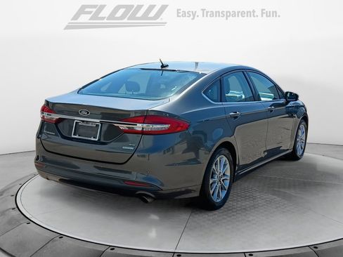 Used 2017 Ford Fusion SE w/ Fusion SE Technology Package FWD image 9