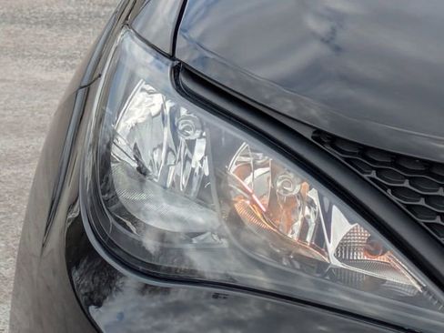 Used 2023 Chrysler Voyager LX image 10