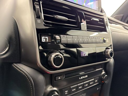 Used 2023 Lexus GX 460 Premium w/ Accessory Package image 31