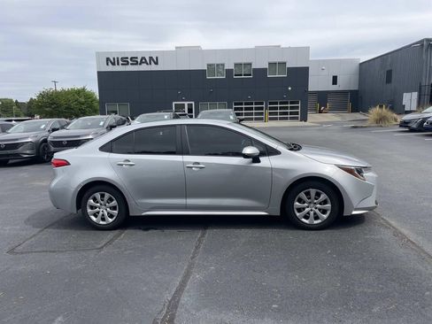 Used 2022 Toyota Corolla LE FWD image 2