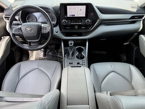 Certified 2024 Toyota Highlander XLE FWD image 10