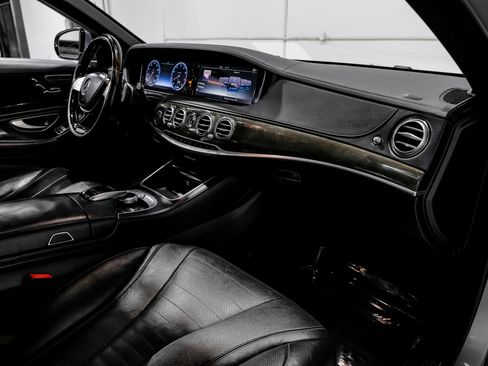 Used 2015 Mercedes-Benz S 550 Sedan w/ Sport Package w/ Sport Package image 17