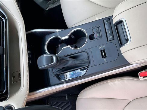 Used 2022 Toyota Highlander XLE FWD image 16