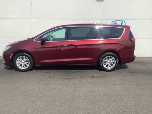 Used 2023 Chrysler Voyager LX FWD image 3
