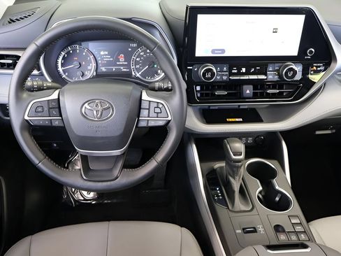 Used 2023 Toyota Highlander XLE FWD image 15