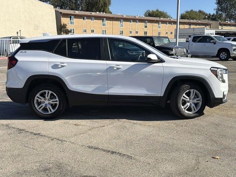 Used 2024 GMC Terrain SLE image 3