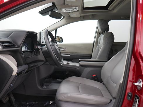 Used 2021 Toyota Sienna XLE AWD/4WD image 23