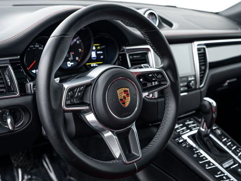 Certified 2018 Porsche Macan image 17