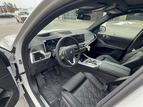 New 2026 BMW X5 xDrive50e image 9