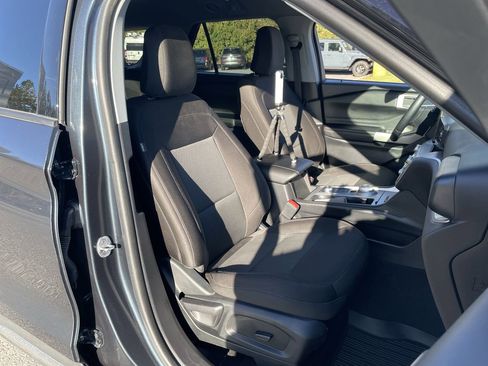 Used 2022 Ford Explorer XLT image 40