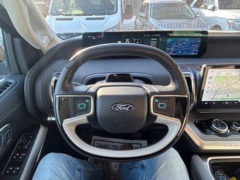 Used 2025 Ford Expedition Platinum image 15