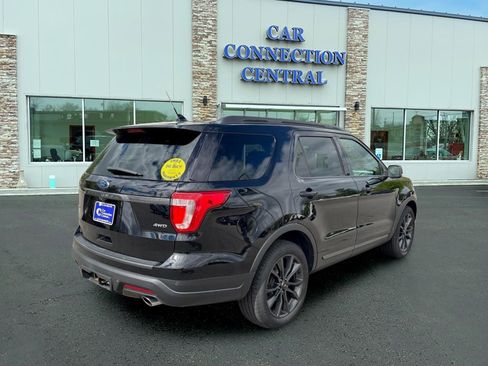 Used 2018 Ford Explorer XLT w/ XLT Appearance Package AWD/4WD image 4