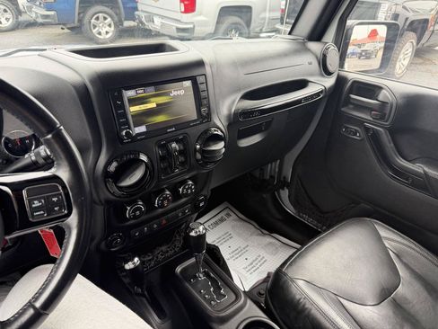Used 2015 Jeep Wrangler Unlimited Sahara AWD/4WD image 16