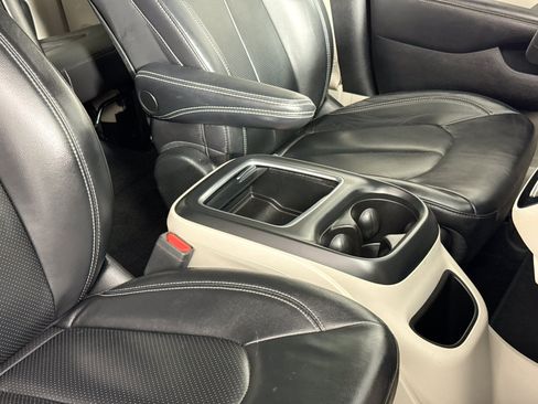 Used 2022 Chrysler Pacifica Touring-L FWD image 33