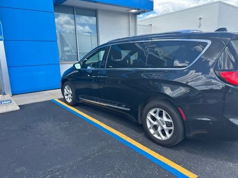 Used 2020 Chrysler Pacifica Touring-L FWD image 2