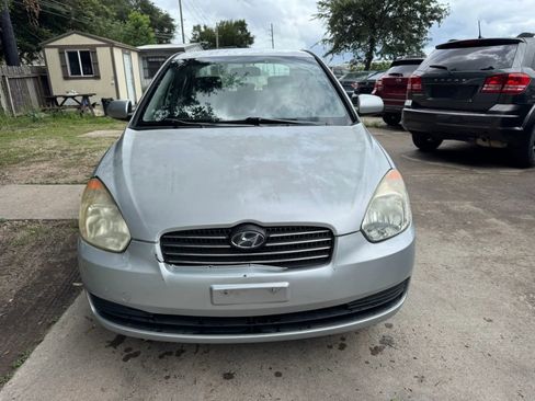 Used 2010 Hyundai Accent GLS FWD image 2