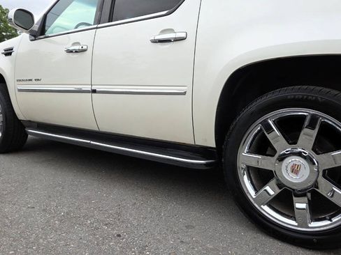 Used 2010 Cadillac Escalade ESV Luxury AWD/4WD image 9