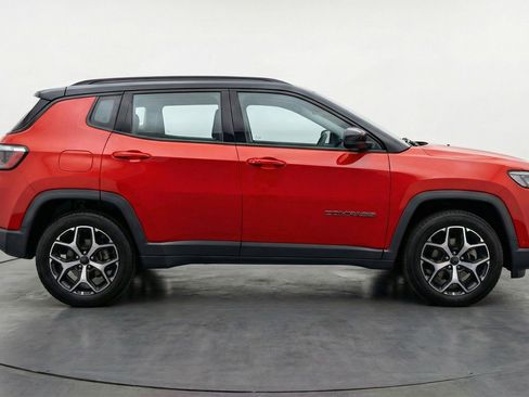 Used 2025 Jeep Compass Limited image 9