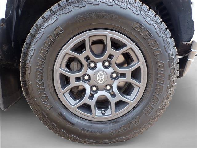 Used 2018 Toyota Tacoma SR5 AWD/4WD image 7
